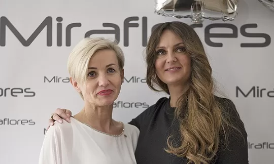 Studio oferuje profesjonalne ekofryzjerstwo – koloryzacja, cięcie, układanie fryzur, a przede wszystkim profesjonalne przedłużanie i zagęszczanie włosów pasemkami firmy Hairdreams.